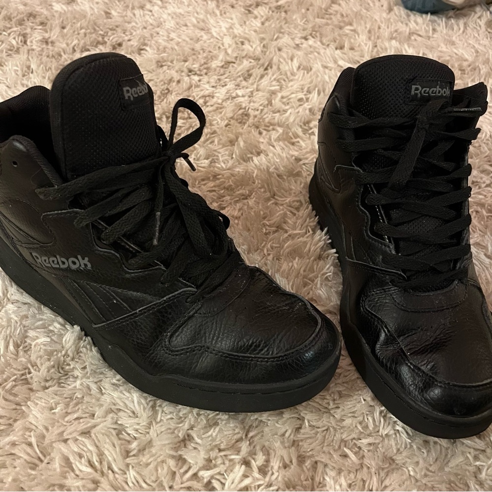 Reebok black sneakers in EUC